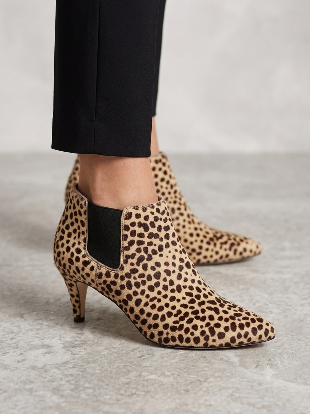 NWOB Matisse Brynn genuine calf hair Chelsea Kitten Heel Ankle Booties size 9